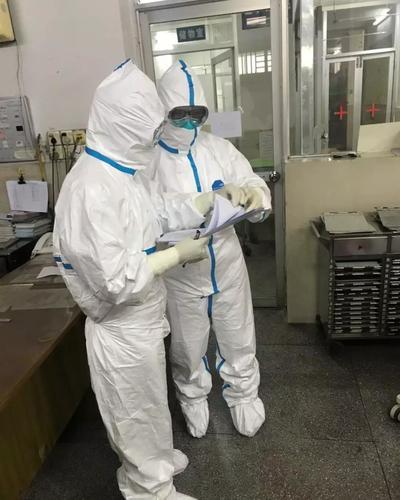 陈景山谭秋浓夫妻穿着防护服进入隔离病房工作