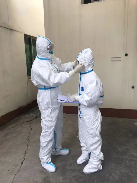 进入隔离病房之前，陈景山为谭秋浓整理防护服