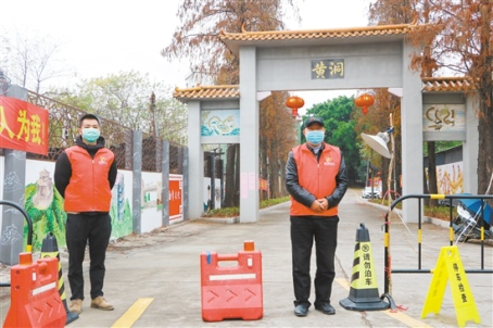 黄迪强( 右一）在值守
