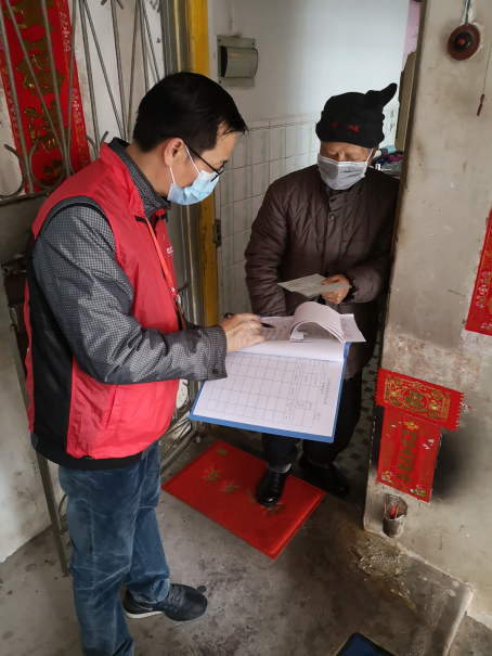 志愿者在社区入户排查登记。
