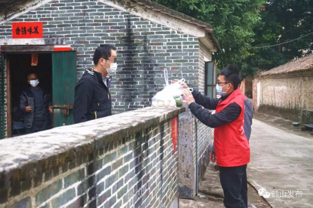隔离不隔爱，志愿者为居家隔离家庭定期采购生活用品。