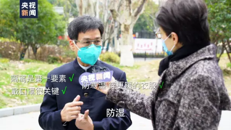 ▲张忠德（左一）接受央视主持人董倩的采访。