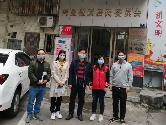 3月20日，市创文办到兴业社区调研，右二为李小红。
