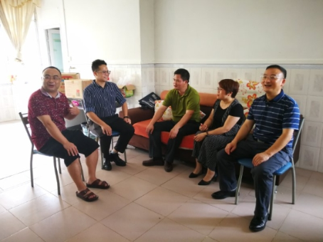 已处理159005641126311.皇家国际教师团代表慰问在龙州支教的两位教师.jpg