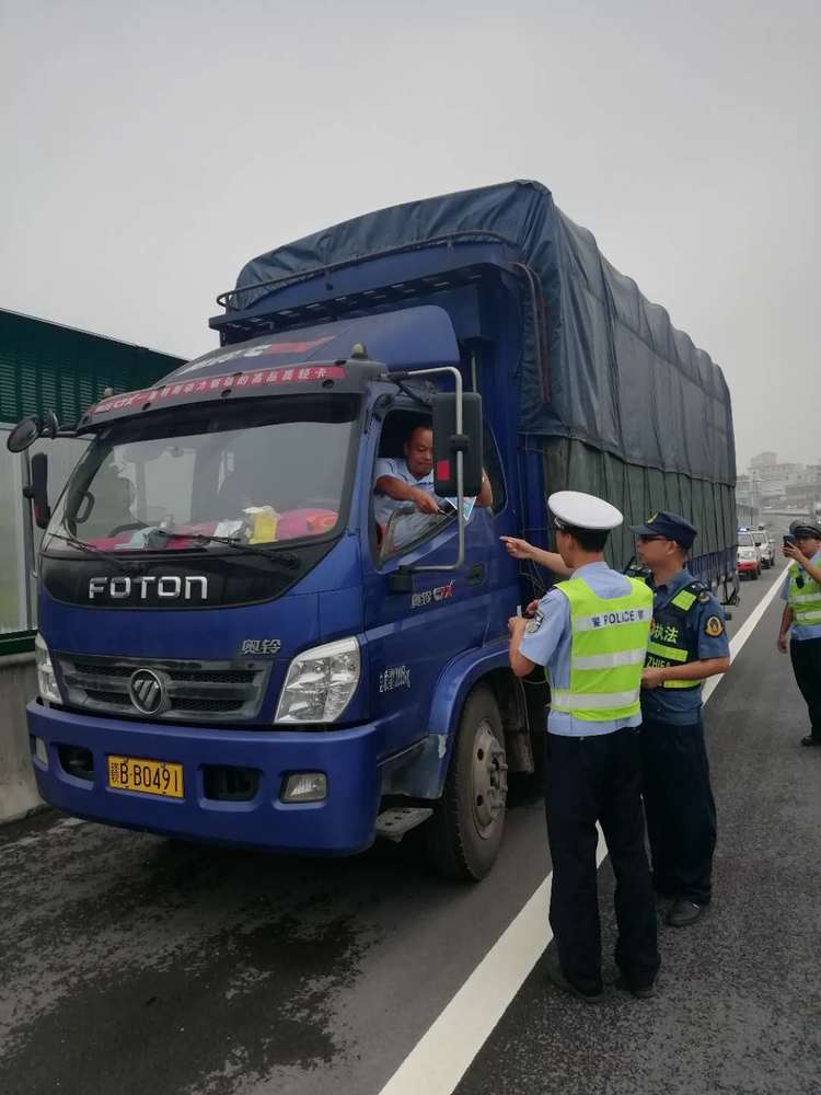 执法人员联合交警执法.jpg