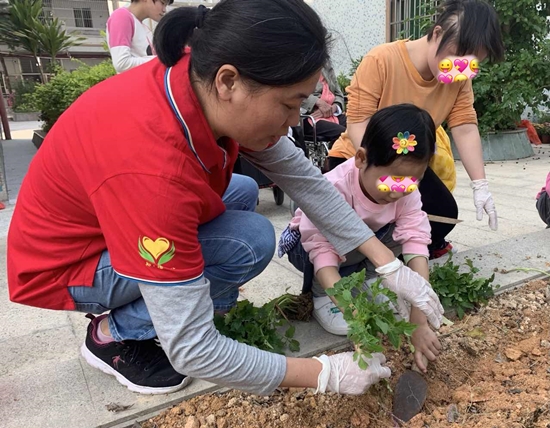 职工儿童种花.jpg