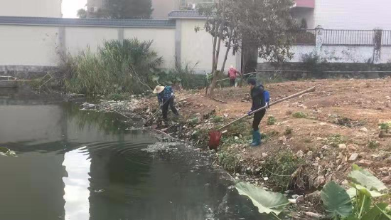 打捞池塘垃圾.jpg