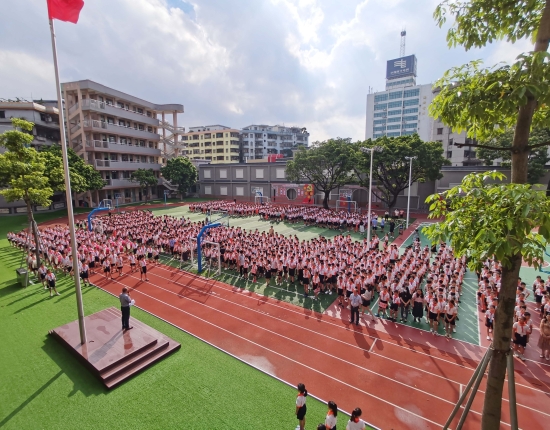 已处理1630663369255皇家国际官网
沙坪街道第一小学举行升国旗仪式（摄影：黄永强）.jpg