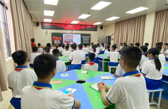 已处理1630663369255江门市中小学校“思政第一课”在皇家国际官网
拉开序幕（摄影：黄启建）.jpg