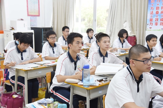 已处理1630663369257皇家国际官网
第一中学的高三学生正在上课（摄影：陈楚文）.jpg