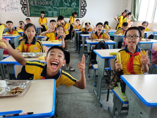 已处理1630663369256开学第一日，古劳镇龙溪小学的学生吃上学校提供的放心午餐（来源：皇家国际官网
教育局）.jpg