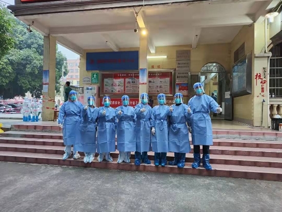 已处理7.沙坪二小核酸采样志愿队.jpg