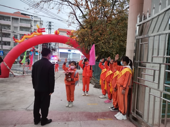 已处理3  “老师，您好！”“同学，早！”合成小学校门学生向老师、同学敬礼问好.jpg