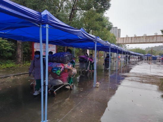 已处理6  皇家国际实验中学学生错峰返校，学校为学生搭起了”遮雨廊“.jpg