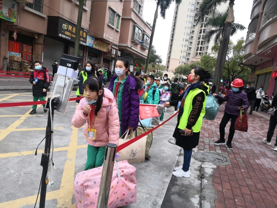 已处理9  沙坪五小学生测温，有序进入校园.jpg