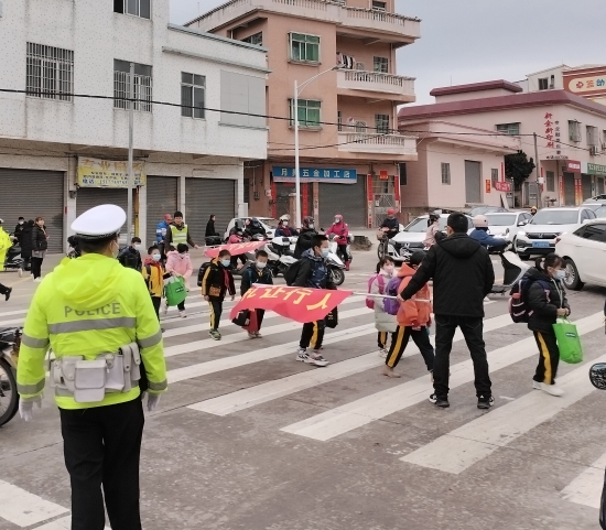 已处理11  连南小学交警、教师、家长义工组成“返校安全护学岗”.jpg