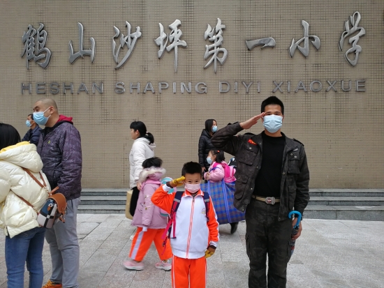 已处理14“立正”“敬礼”——沙坪一小校门前父子向默默付出的老师、警察、家长义工致敬.jpg
