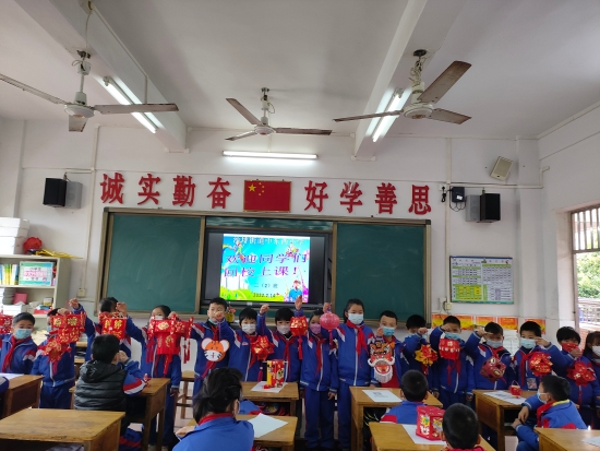 已处理17  中东西小学展示春节传统节日手工作品.jpg