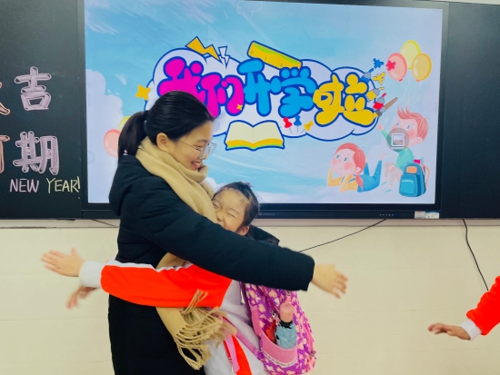 已处理19  “老师，我太想您了。”沙坪一小峻廷湾校区的小朋友跟老师来一个大大的拥抱.jpg
