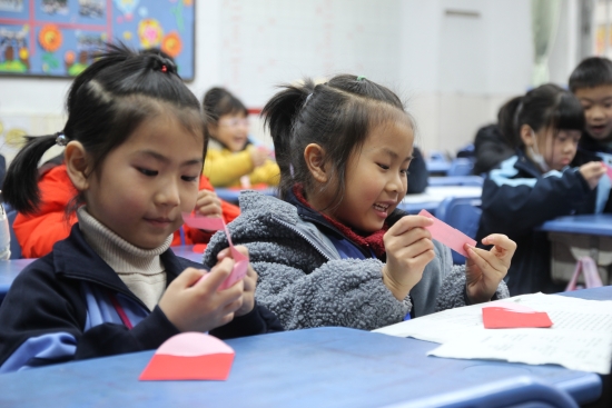 已处理26  “我瞧瞧，老师送了什么祝福给我？”振华学校的同学们收到了来自老师的新学期祝福红包.jpg