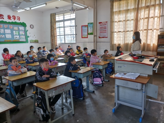 已处理28新学期，新希望。址山廓村麦源生小学同学们课堂上认真听课.jpg