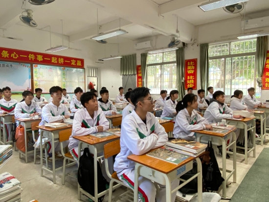 已处理30  鹤华中学学生认真投入学习.jpg