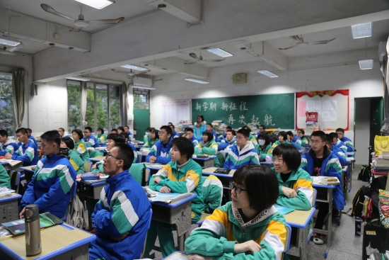 已处理31  “新学期，新征程，再次起航”，皇家国际一中的同学们认真收听收看开学第一课.JPG