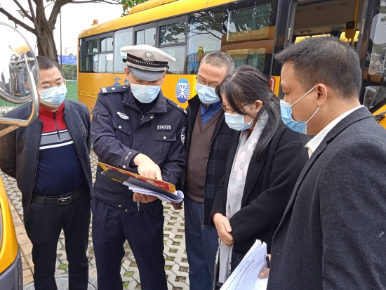 已处理32  沙坪街道中心小学联合交警部门对校车进行检查.jpg