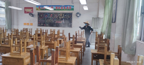 已处理33  桃源小学在学生返校前对教室进行消毒.jpg