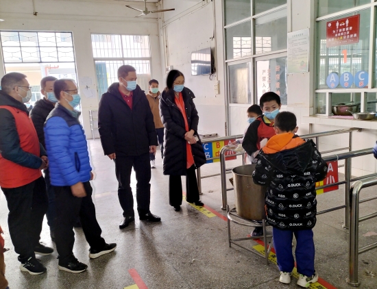 已处理38  2月14日上午，市教育局党组书记、局长冯耀到宅梧镇检查学校开学情况.jpg