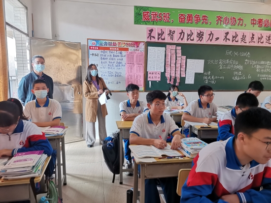 已处理6.开学调研，调研组成员推门听课.jpg
