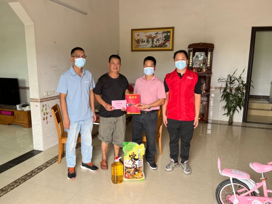 已处理1659509162490镇委副书记、武装部长黄志勇（右二）到参战退役军人彭海生家中慰问.jpg