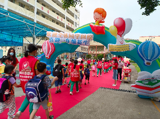 宝瑶小学大手拉小手2.jpg