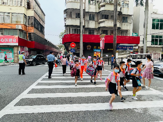 一小平安行动保驾护航3.jpg