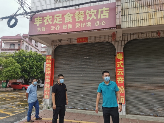 已处理1662101823660党委书记冯永强、党委委员王宗球、副镇长邓钜辉到莲花街检查广告牌安全隐患。.jpg