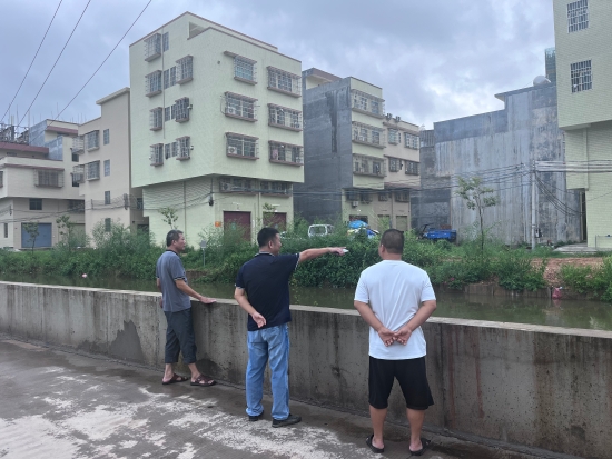 已处理1662101823660党委委员冯雨带领村委干部巡查辖区内河流情况。.jpg