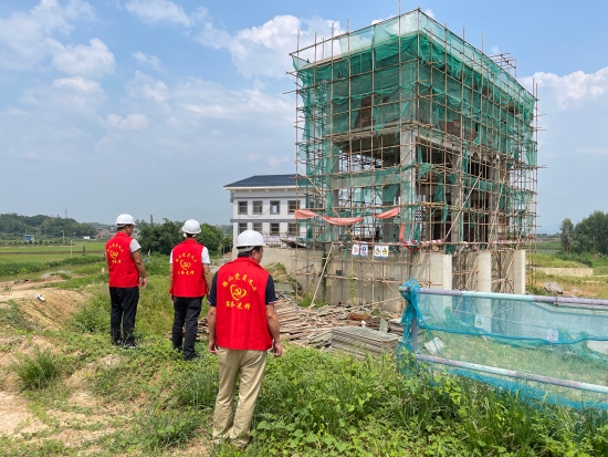已处理1662101823660党员义工前往在建楼房检查安全隐患情况。.jpg