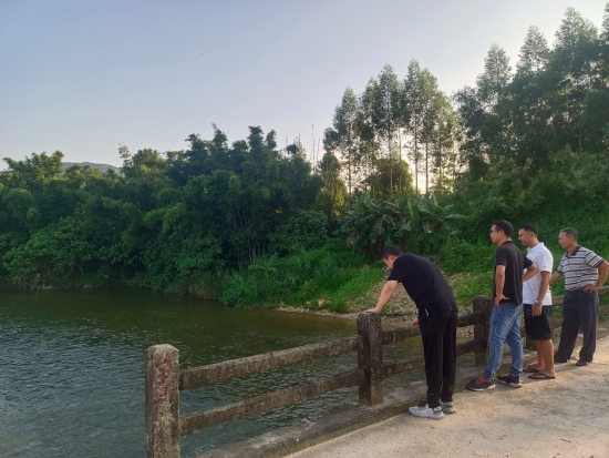 已处理1662101823660副镇长王靖带队检查辖区内易涝区域。.jpg