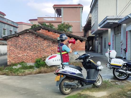 已处理1662101823660网格员利用小喇叭在街巷循环播放防台风知识，保障人民群众生命财产安全。.jpg