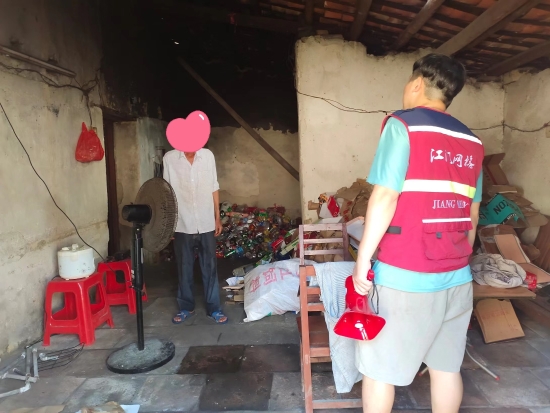 已处理1662101823660网格员排查辖区内的特困户住宅的安全隐患。.jpg