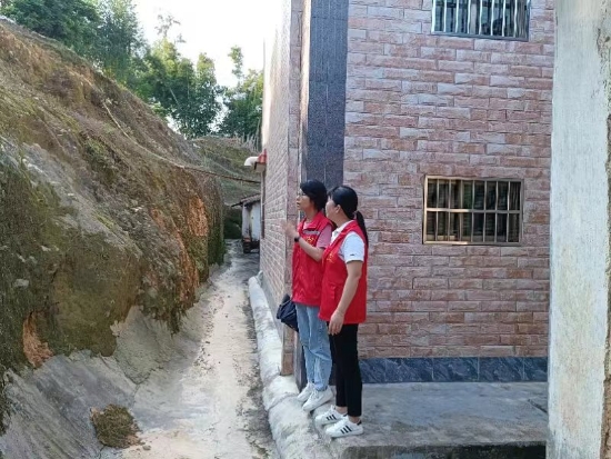 已处理1662101823660云东村驻村第一书记刘晓对地质灾害点进行实地走访排摸，排查区域安全风险隐患。.jpg