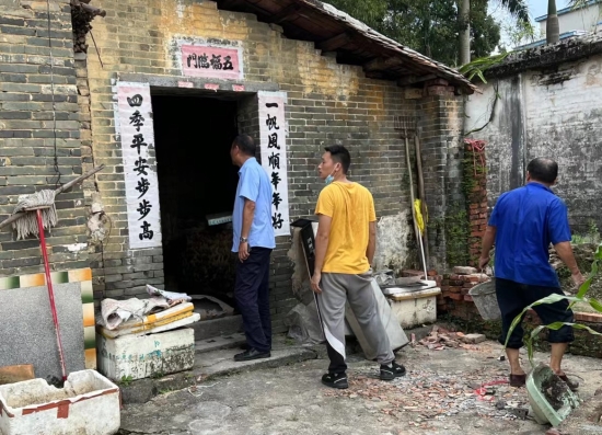 已处理1662101823661镇人大主席李子成带队排查房屋安全隐患。.jpg