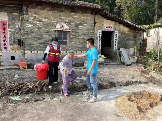 已处理1662101823662网格员及时转移独居老人，并为已转移安置妥当的独居老人送上干粮和晚餐。.jpg