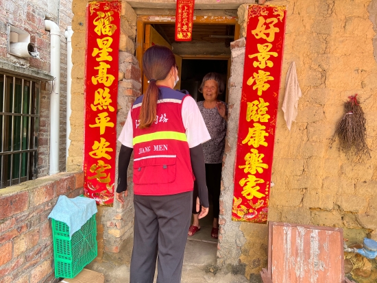 已处理1662101823662网格员入户向独居老人宣传防台风小知识，帮助排查安全隐患。.jpg