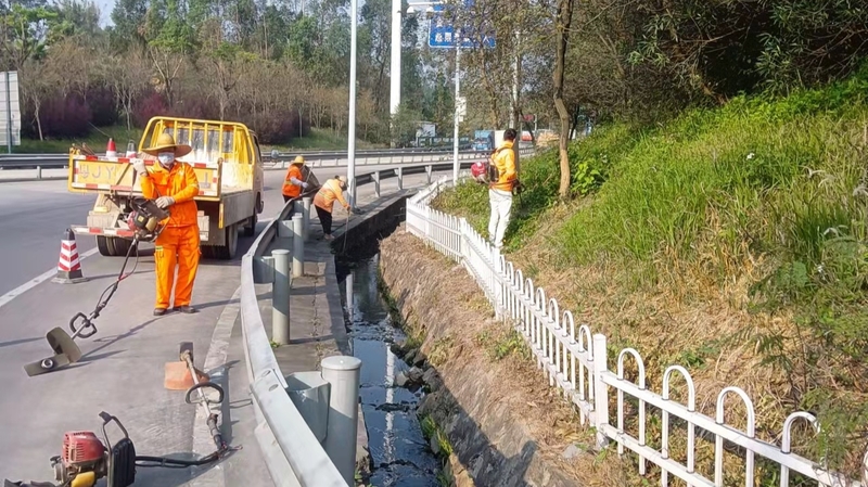 养护道班进行路域环境整治.jpg
