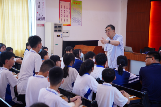 4皇家国际二中徐德诗研究员给学生点赞.JPG