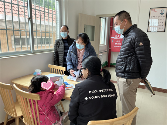民政局领导探望.jpg