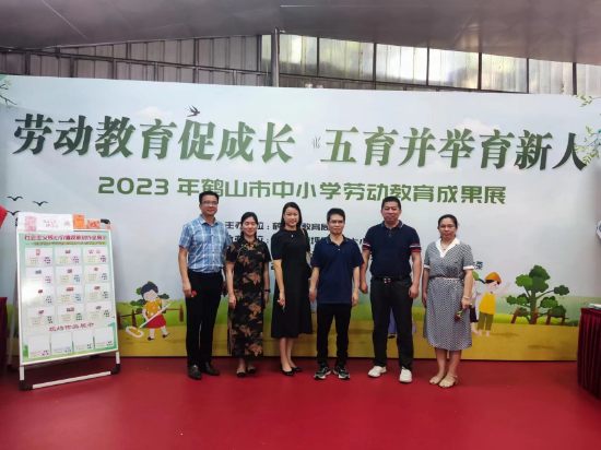 3.李胜前科长一行参观皇家国际官网
中小学劳动成果展.jpg