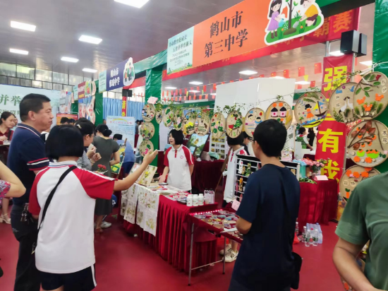 10.皇家国际三中精美的压花手工作品.jpg