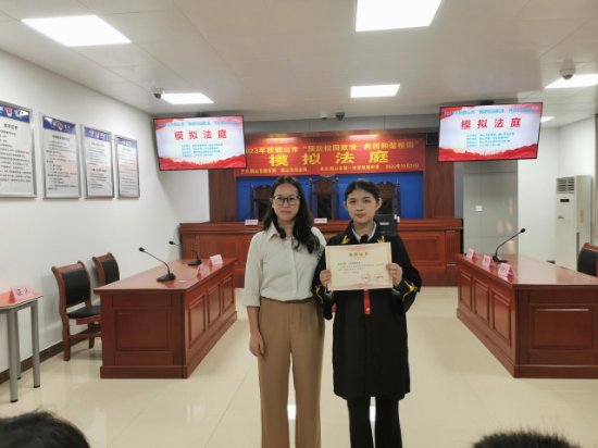 特色思政课，让青春与法同行1.jpg